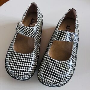 Alegria Black and White Houndstooth Mary Janes. Patent leather. Size 37/ 7-7.5